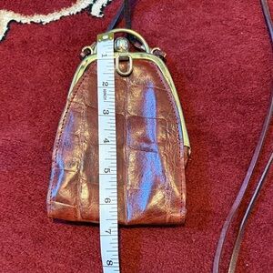 Vintage-Style Metallic Brown Leather Crossbody Bag with Kiss-Lock Frame